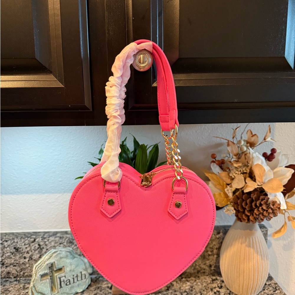 Pink and Gold Heart-Shaped Shoulder Bag with Glamorous Accents